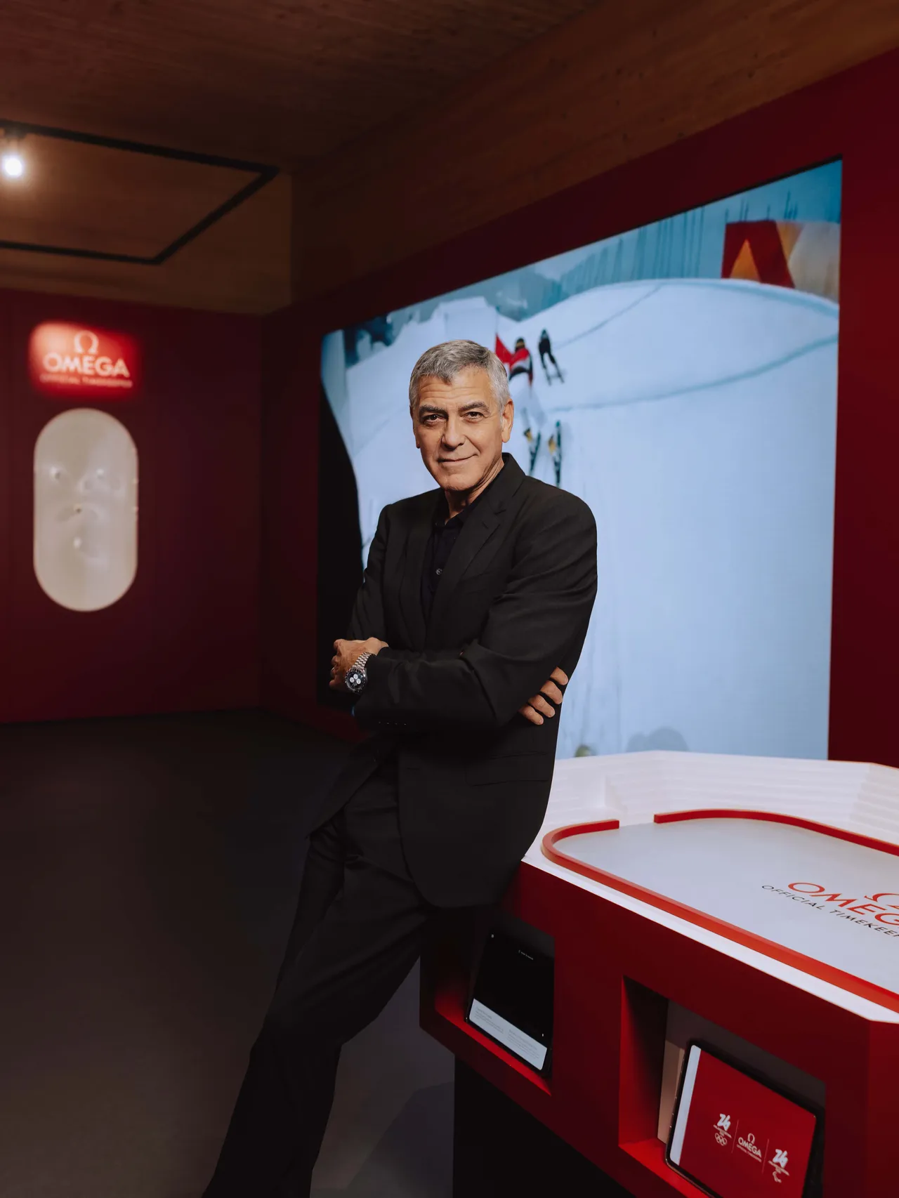 OMEGA品牌大使George Clooney則是選擇超霸專業登月錶。品牌提供