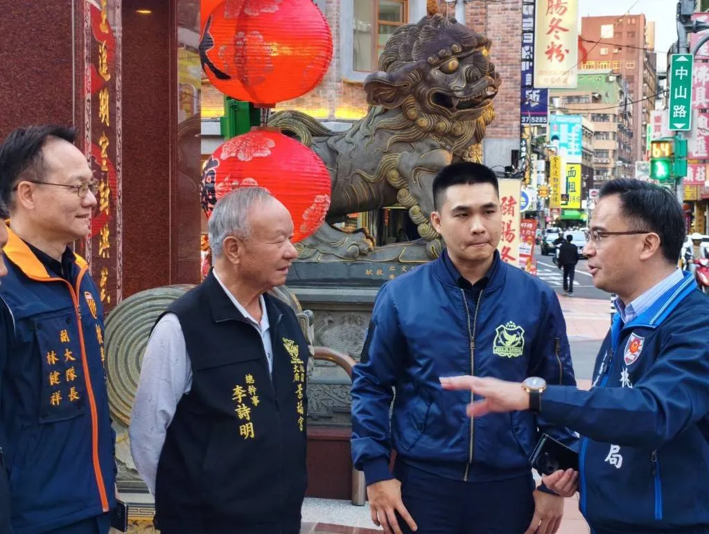 桃園市政府交通警察大隊協同桃園分局至轄區內的大廟景福宮會勘，並於廟方人員協調春節期間民眾參香動線規劃，以維持周邊交通順暢。翻攝畫面