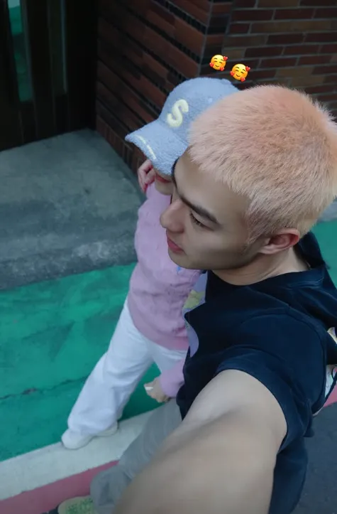 陳昊森親密摟妹，散發粉紅泡泡。翻攝陳昊森IG