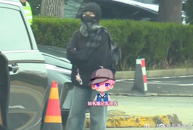 白鹿一下車雙手環抱眼神犀利，看起來非常不悅。翻攝自微博