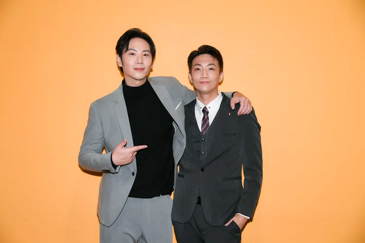 楚翔（右）練出微微４塊腹肌，左為李睿紳。三立提供