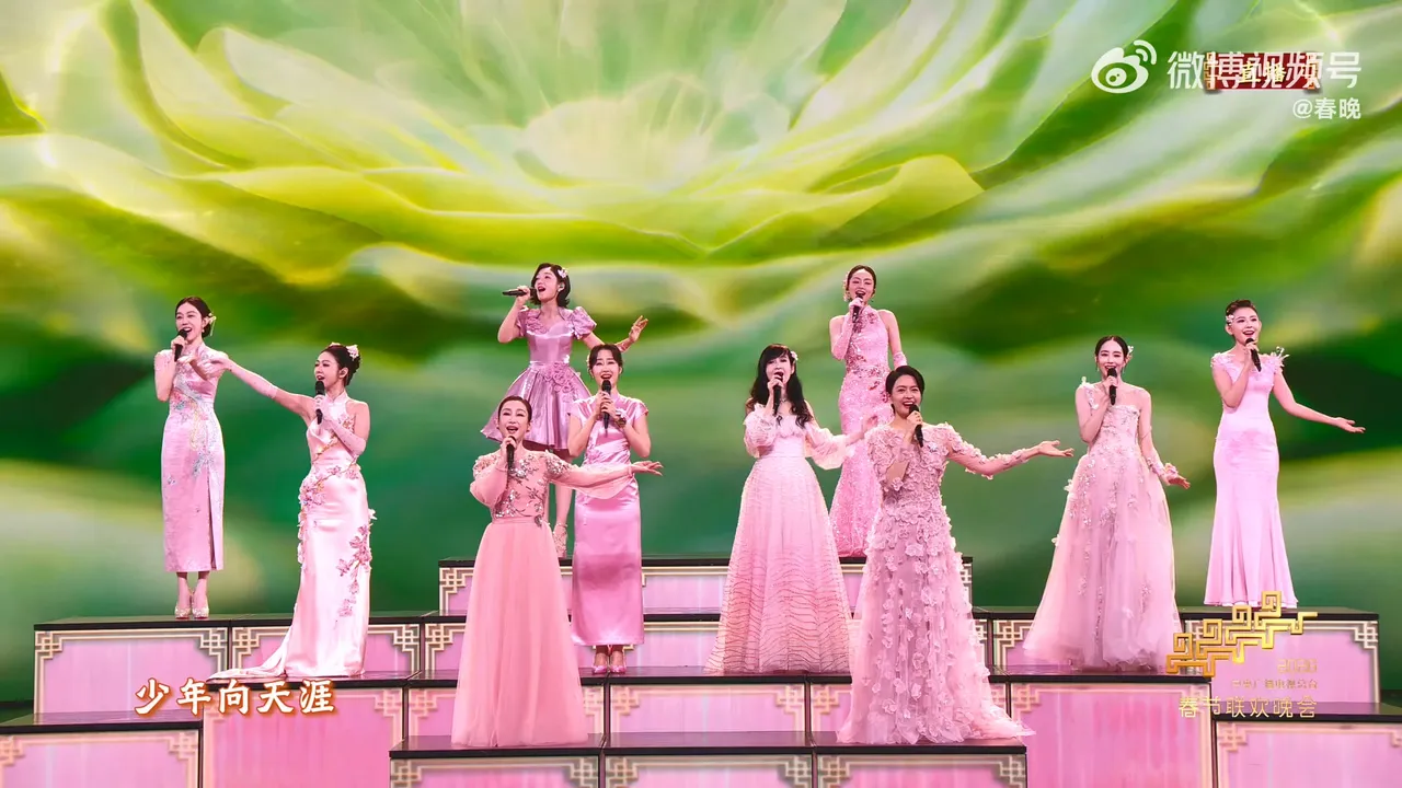 張鈞甯（右二）和中國與香港女星帶來「十全十美迎新春」，獻唱《立春》。翻攝春晚微博