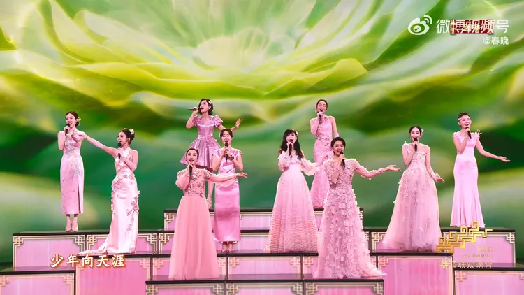 張鈞甯（右二）和中國與香港女星帶來「十全十美迎新春」，獻唱《立春》。翻攝春晚微博