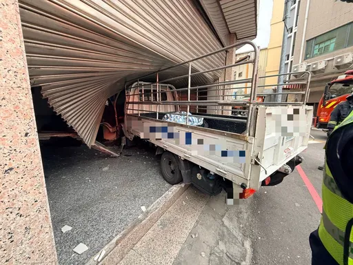 台中小貨車衝進民宅撞掀鐵捲門　駕駛酒測值超標被逮
