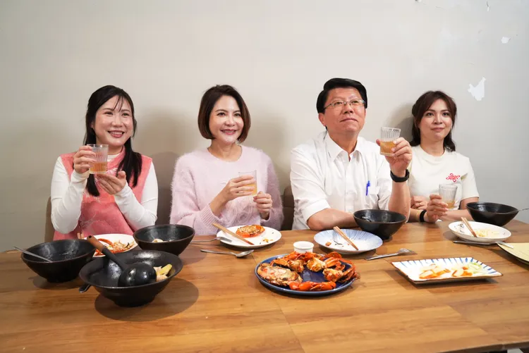 國民黨立委謝龍介攜立委陳菁徽、台北市議員鍾沛君、柳采葳，挑戰麻油年菜。陳菁徽提供