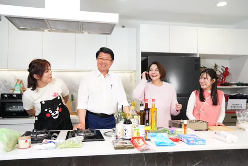 藍營女神挑戰年菜！柳采葳豪邁「倒整灌鹽 」...謝龍介超MAN暖扛洗碗