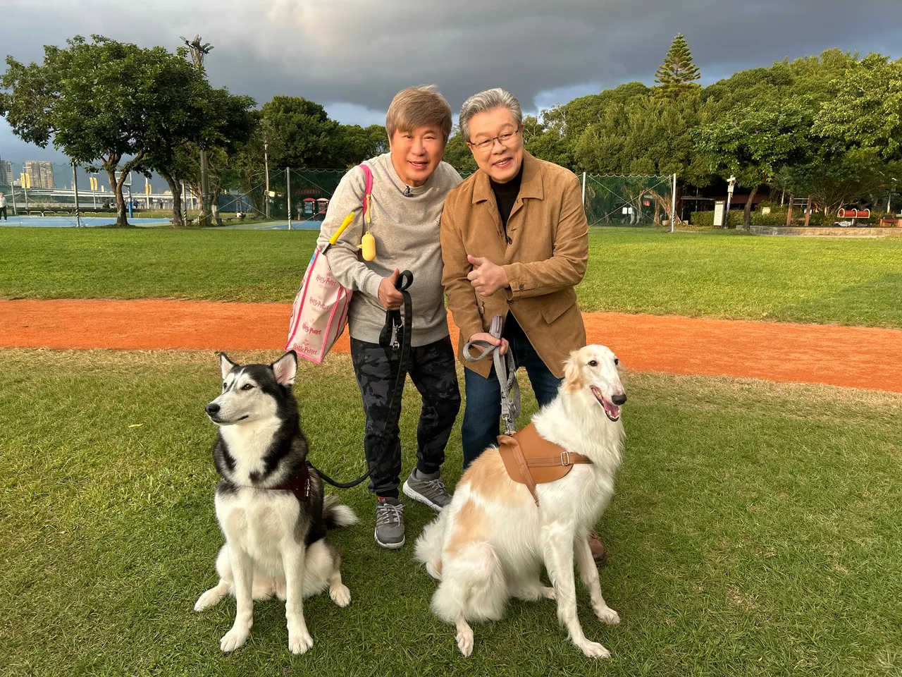 胡瓜和楊烈挑戰擔任狗保母。下面一位提供