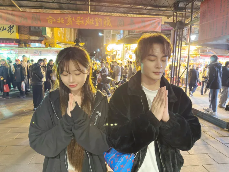 古曜威與金娜妍在迪化街拜月老。單純夢想文創事業提供