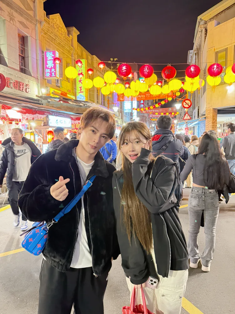 「古曜威」擔任地陪小哥哥，帶「金娜妍」體驗年貨大街美食。單純夢想文創事業提供