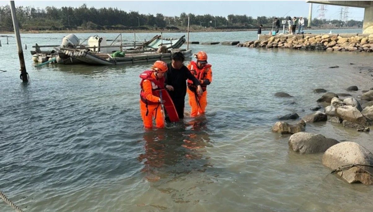 男子偕友彰化海邊釣魚...失足落海差點遇難 岸巡人員救一命