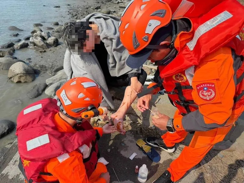 張男飽受驚嚇，所幸僅有手腳擦挫傷，送醫救治並無大礙。海巡署提供