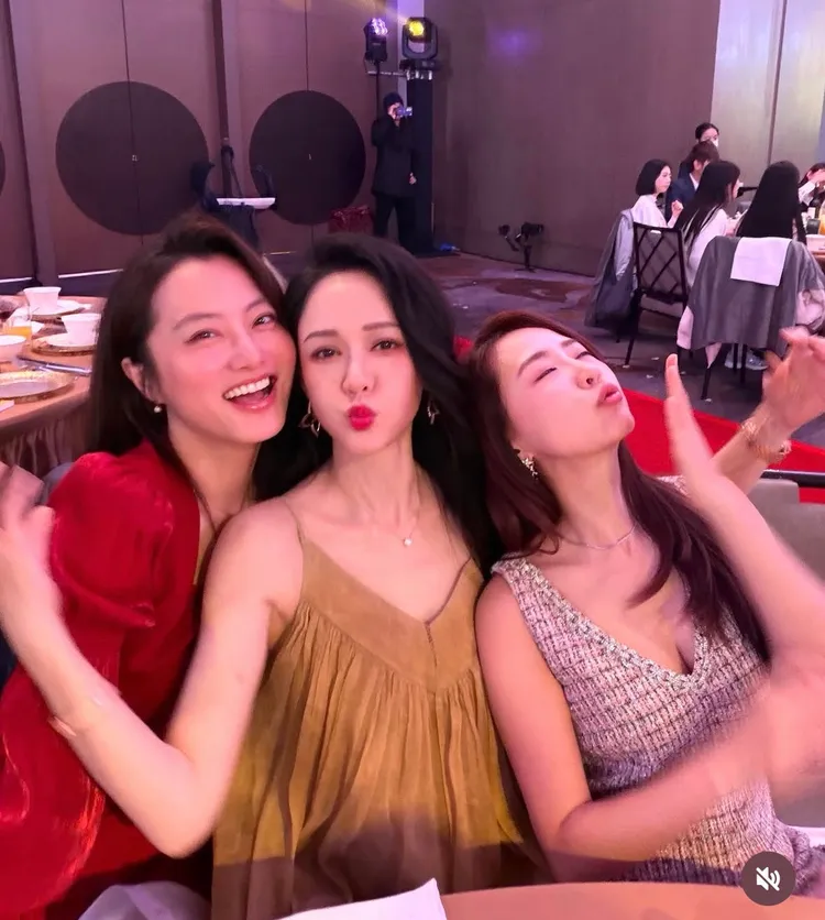 七朵花成員趙小僑（左起）、陳喬恩、賴薇如在婚禮相聚了。翻攝自趙小僑IG