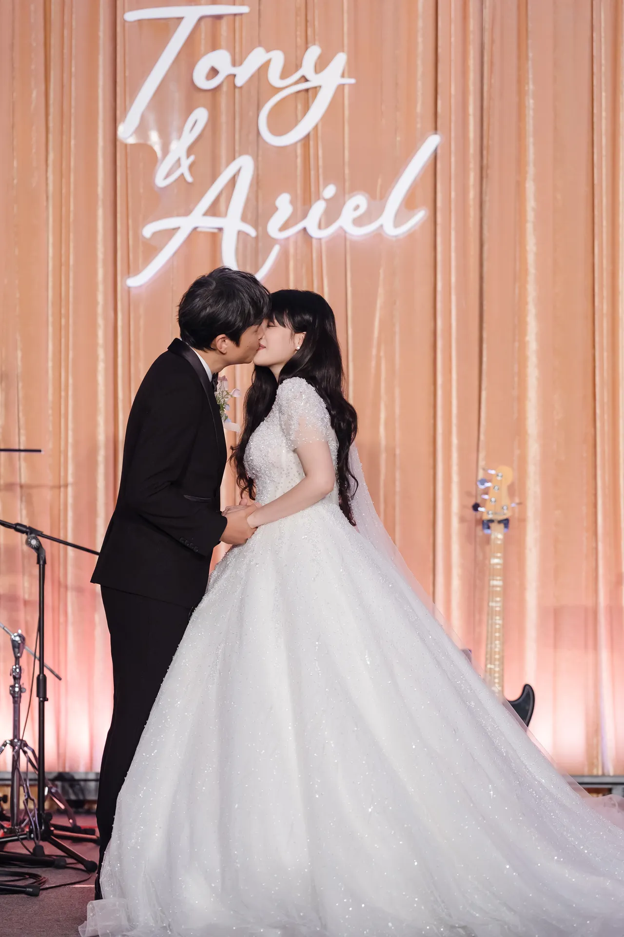 孫協志和夏宇童台上激吻。經紀人提供