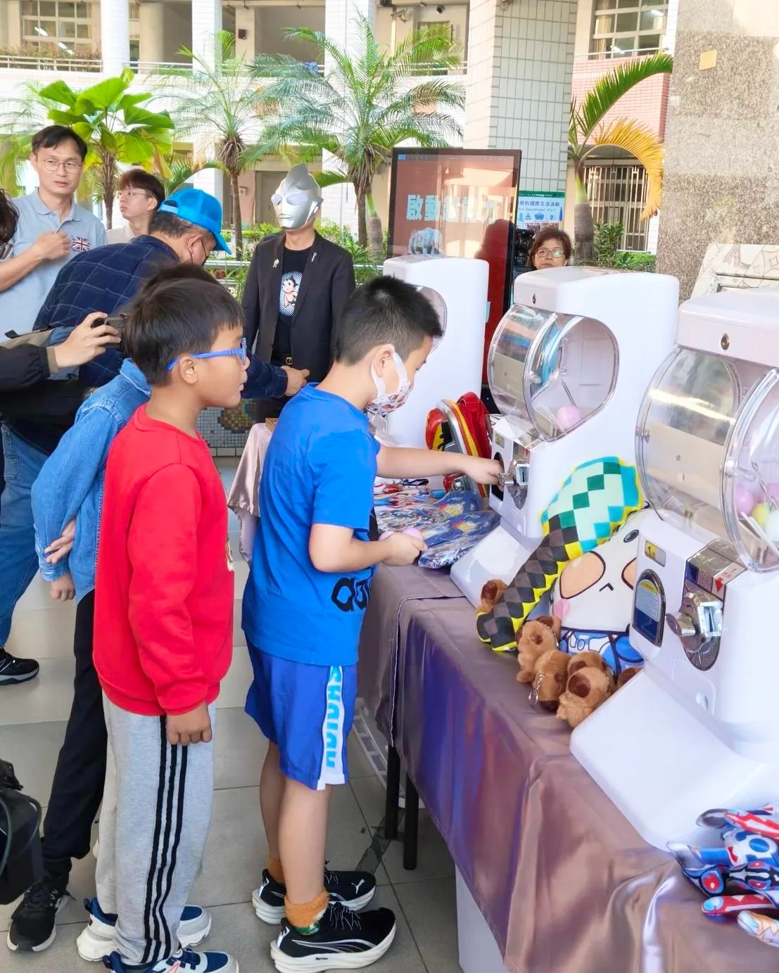 寒假期間完成「健身、整潔、才藝、品格」四大小超人任務的學生，在開學日參加「超級扭蛋」抽獎活動。翻攝畫面