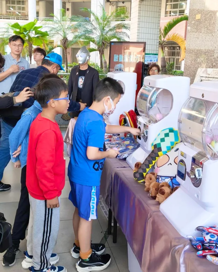 寒假期間完成「健身、整潔、才藝、品格」四大小超人任務的學生，在開學日參加「超級扭蛋」抽獎活動。翻攝畫面