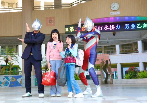 史上最長寒假後最熱血開學！高雄新上國小師長化身「超人力霸王」迎接學生能量回歸