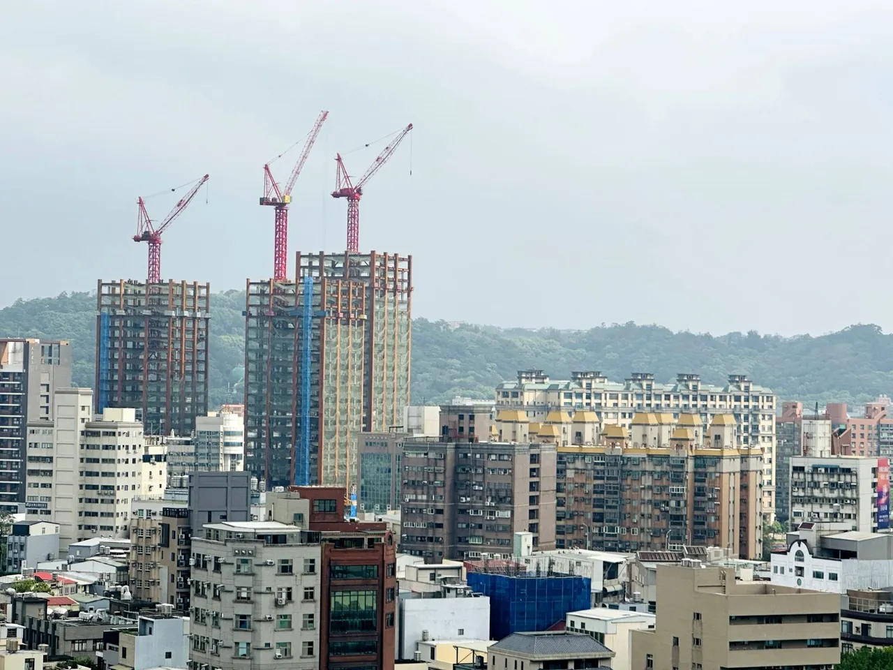 2025年新竹縣市預售屋交易量減幅最為劇烈，從6937件降至1227件，減幅高達82.3%。永慶房產集團提供