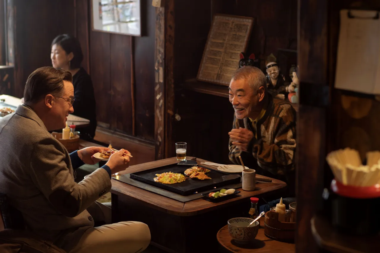 布蘭登費雪與日本國寶級演員柄本明劇中發展出動人的忘年之交。探照燈影業提供