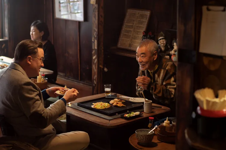 布蘭登費雪與日本國寶級演員柄本明劇中發展出動人的忘年之交。探照燈影業提供