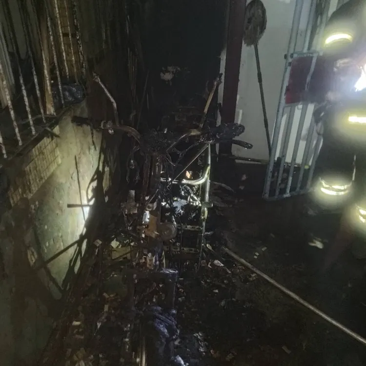 電動車被燒成剩下骨架。民眾提供