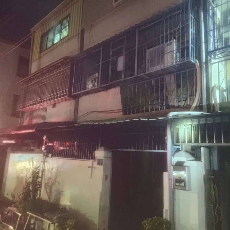 鄰居聽到住警器的聲響，協助撲滅火勢。民眾提供