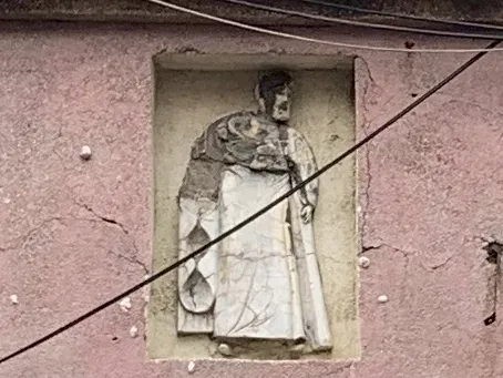 醫院外牆裝飾有疑似基督教聖徒的西方宗教圖樣。文化局提供