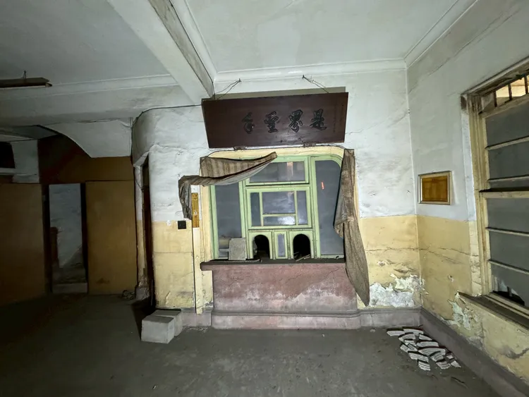 醫院內部一樓主要為看診與醫務使用，昔日隔間皆維持良好。文化局提供