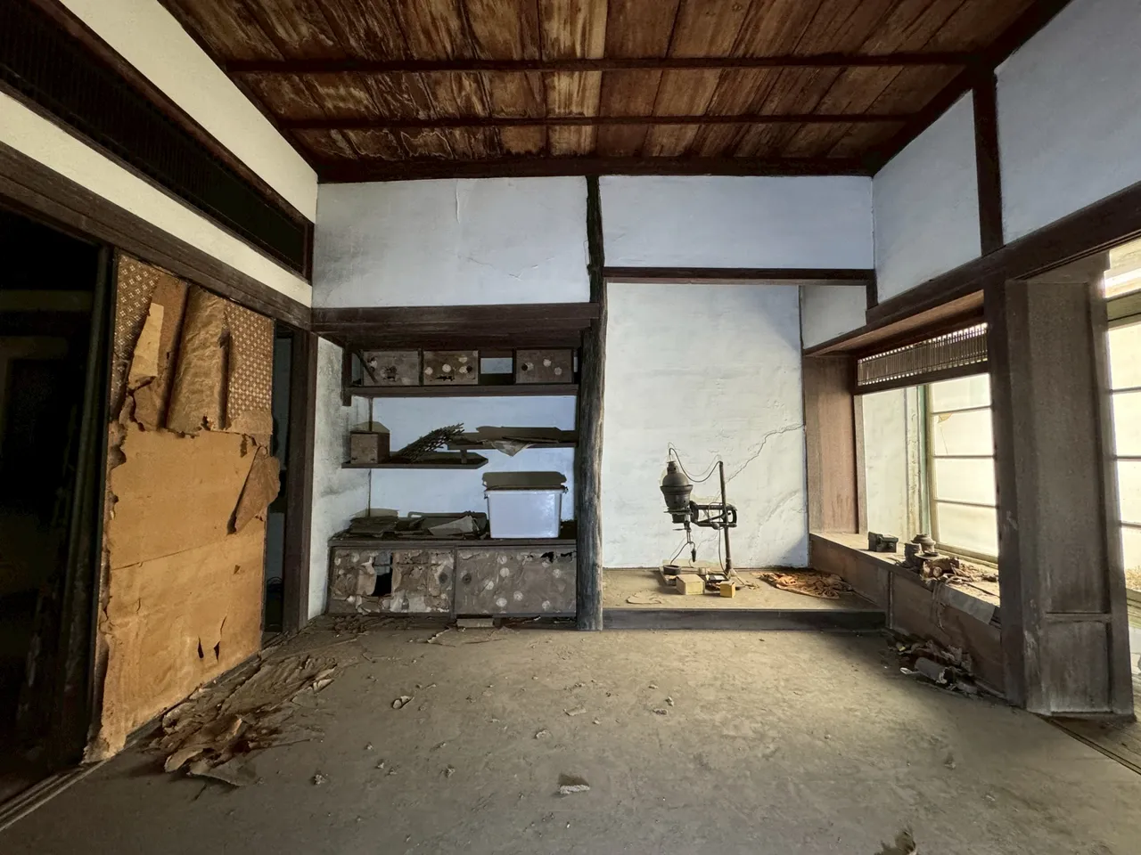 醫院二樓是住宅起居空間，有神明廳，還有有和式與洋式的臥房。文化局提供