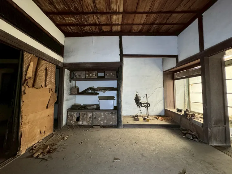 醫院二樓是住宅起居空間，有神明廳，還有有和式與洋式的臥房。文化局提供