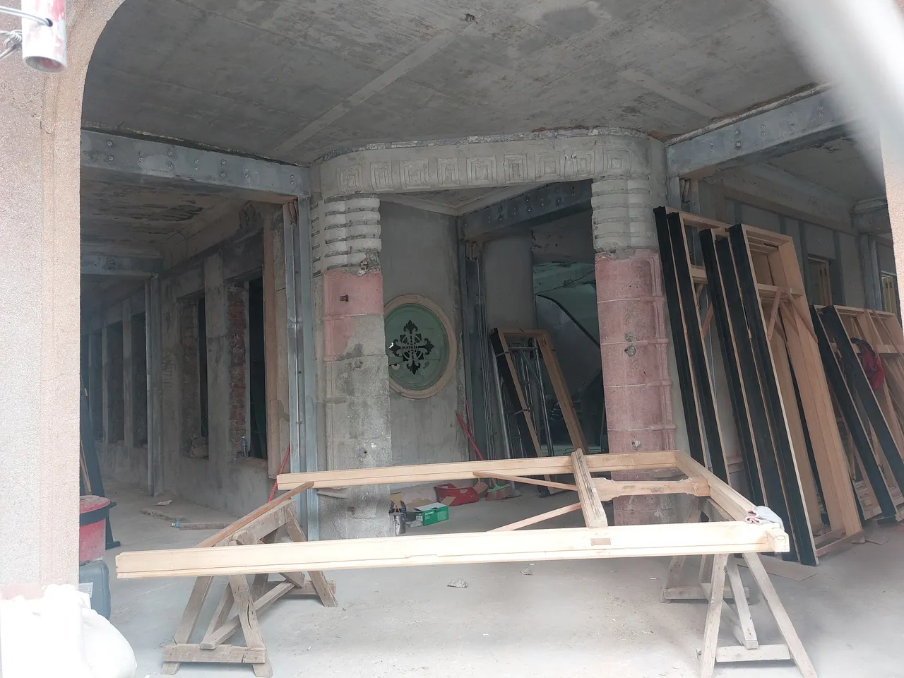 友松醫院運用當時流行的裝飾藝術風格（Art Deco）之語彙。凃建豐攝