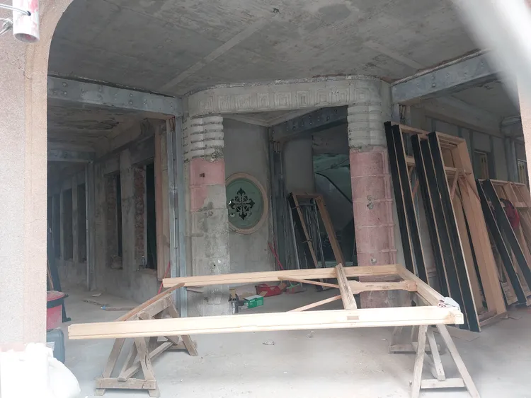 友松醫院運用當時流行的裝飾藝術風格（Art Deco）之語彙。凃建豐攝