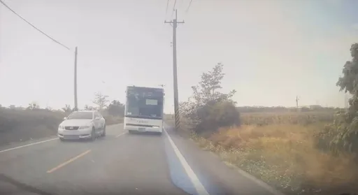 台南恐怖公車逆向衝！苦主嚇慘：差點22歲畫下句點