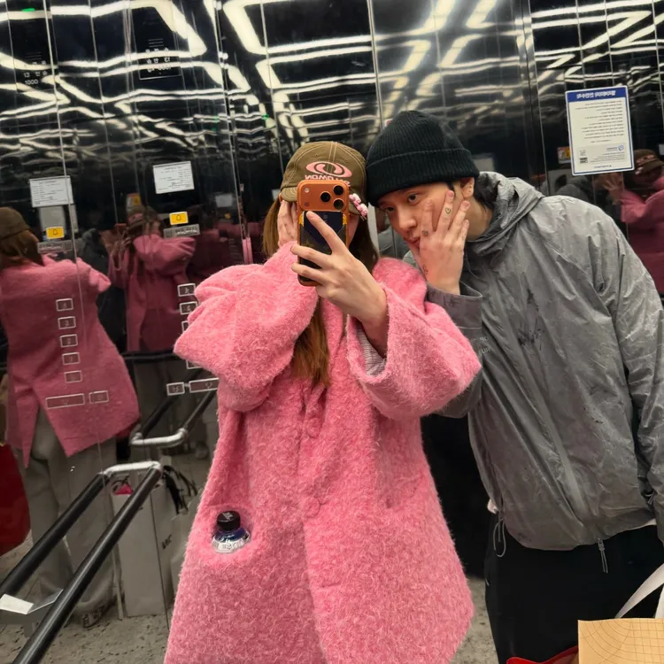 泫雅（左）分享與龍俊亨逛街的甜蜜自拍放閃。翻攝泫雅IG