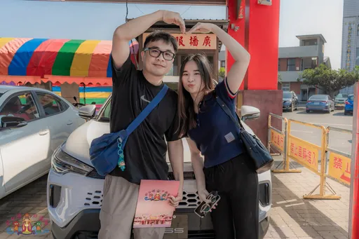 港口宮連擲12聖筊「贏百萬休旅車」　準人夫：媽祖牌婚車