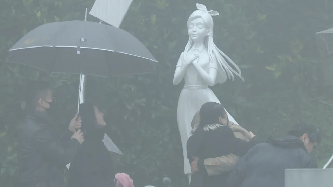 見到大S雕像揭幕，S媽和具俊曄相擁而泣。特勤中心攝