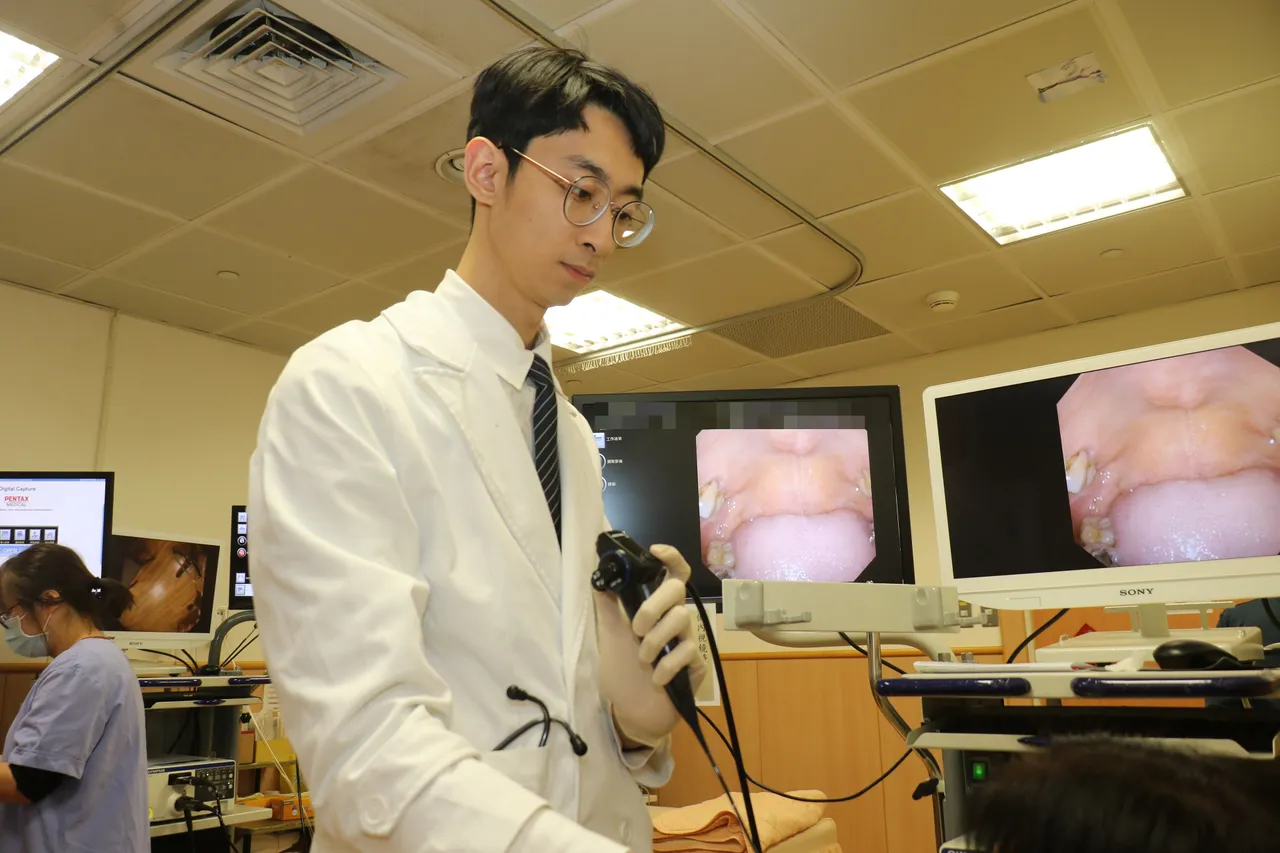 陳郁杭醫師建議，魚刺卡喉時可輕咳幾下，嘗試咳出魚刺， 無效應盡速就醫。台中慈濟醫院提供