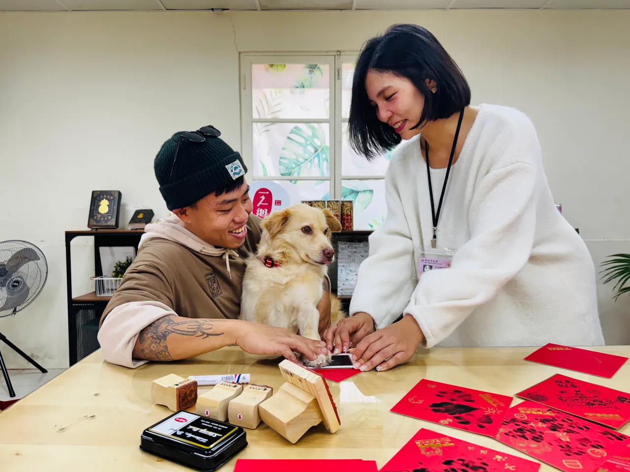 飼主可協助毛孩留下可愛掌印或其他適合的印記，不論裱框珍藏或張貼居家空間，都能成為今年春節最吸睛。館方提供