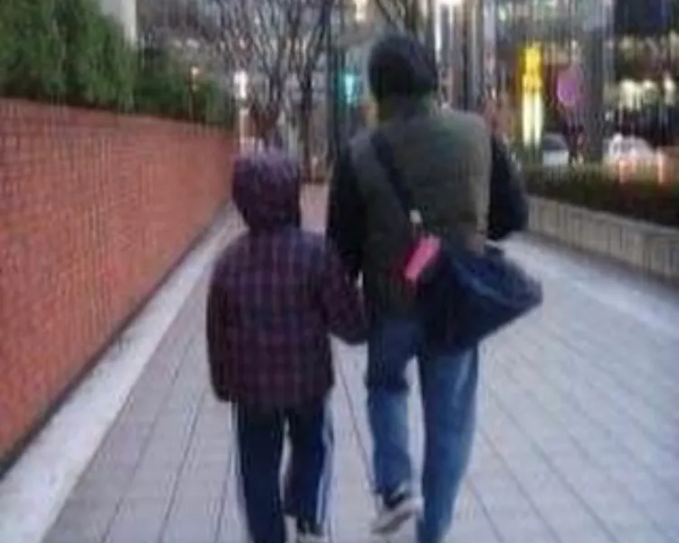 袁義Po出父子模糊背影照，如同他與袁惟仁的父子情。翻攝IG