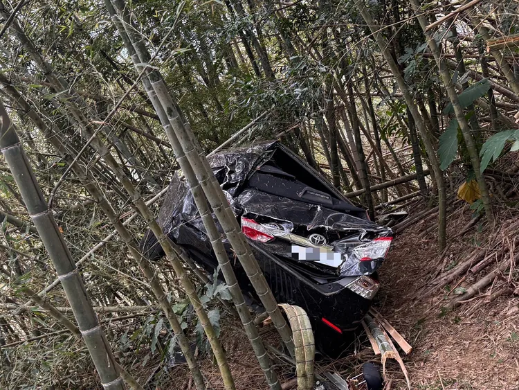 謝男開車飛越70公尺茶園、墜落50公尺深竹林，轎車幾乎成廢鐵。民眾提供
