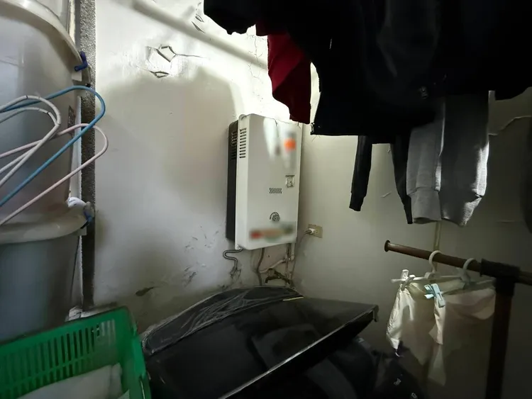 土城區延和路某民宅疑似後陽台熱水器通風不良，造成屋內7人一氧化碳中毒送醫。翻攝畫面