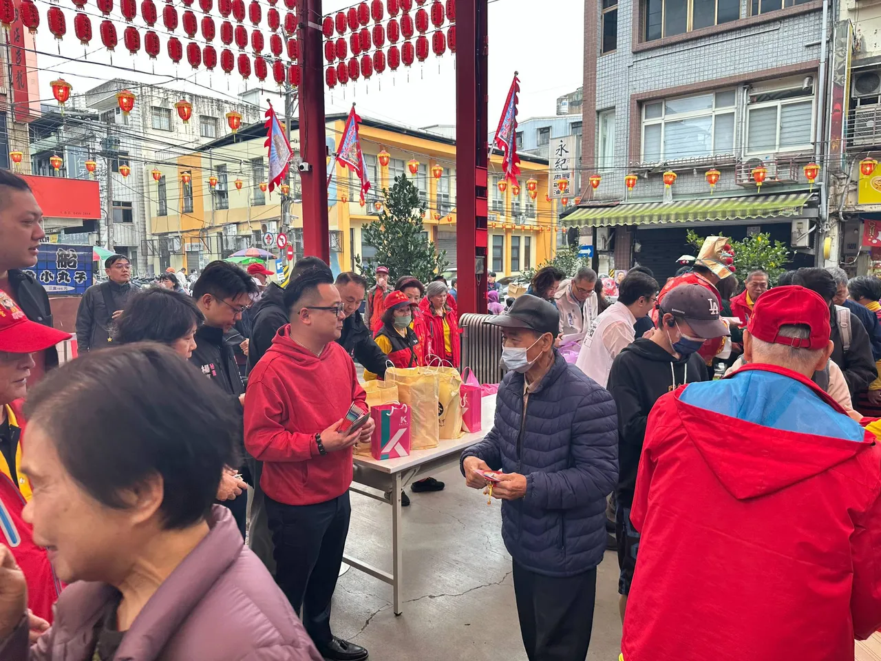 為了領取開運紅包，一早慶安宮外就開始湧現人潮。翻攝照片