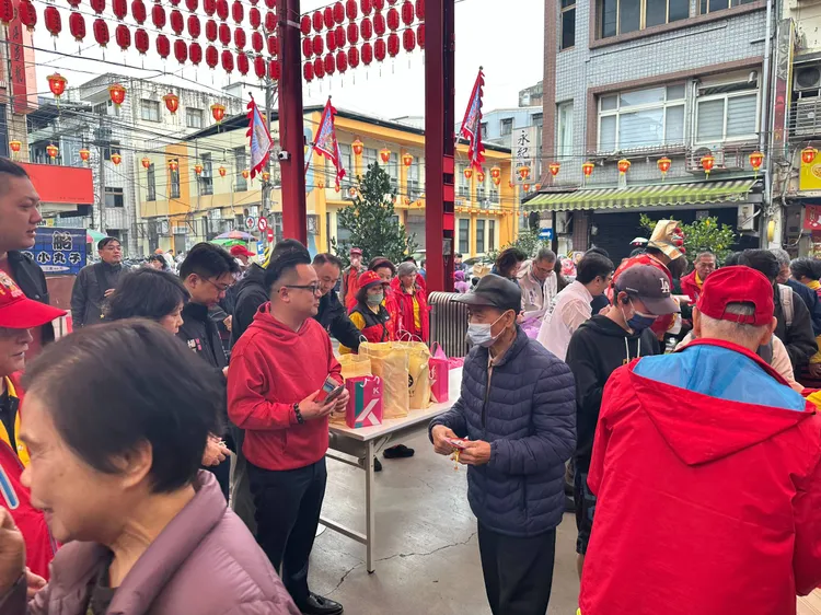 為了領取開運紅包，一早慶安宮外就開始湧現人潮。翻攝照片