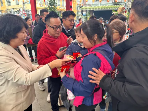 迎神日登場！七堵慶濟宮湧人潮　議長現身發放開運紅包