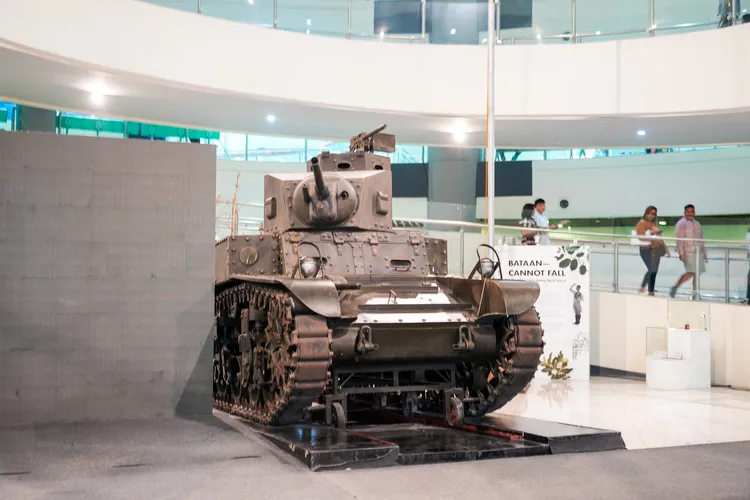 走進The Bunker，首先映入眼簾的是輛充滿戰爭氣息的裝甲車。田欣雲攝