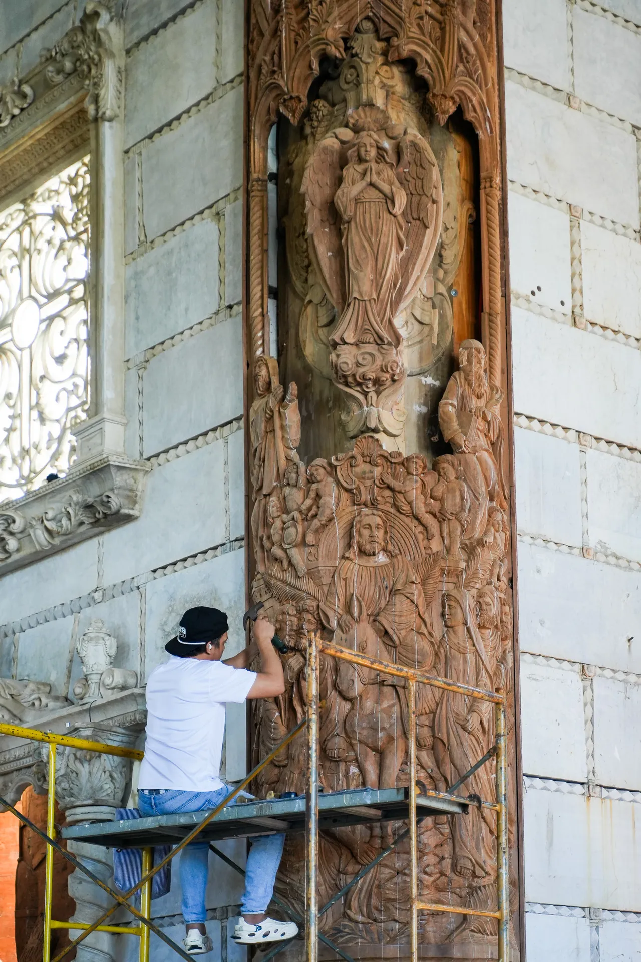 木雕師在教堂內一刀一鑿地雕刻木構細節。田欣雲攝
