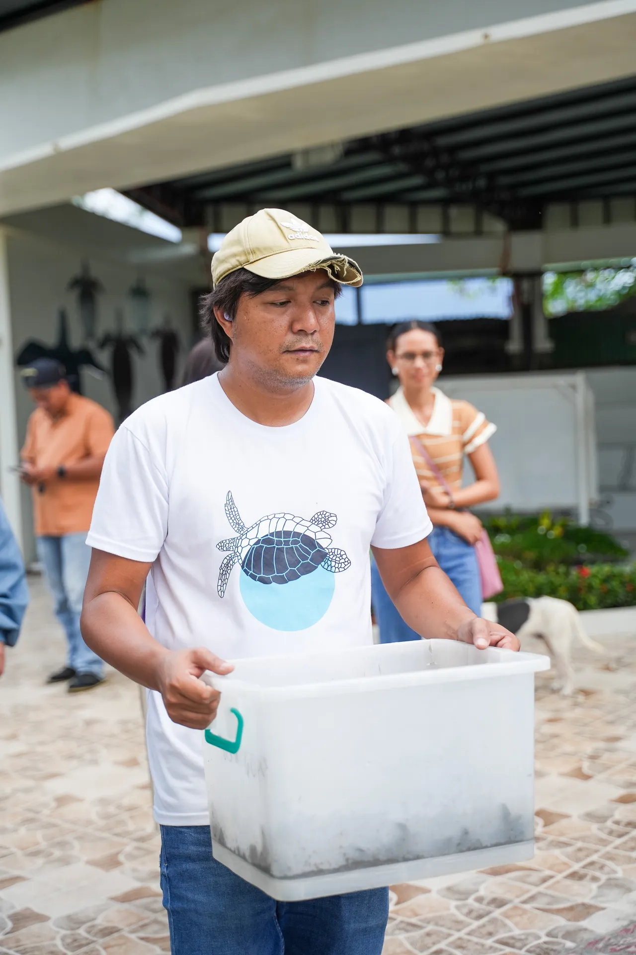 當地志願者投入保育海龜行列。田欣雲攝