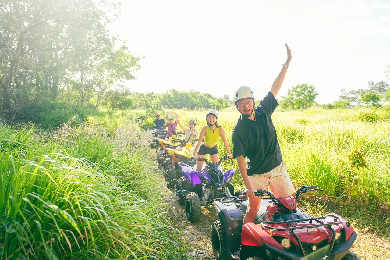 遊客駕駛ATV穿梭在林間小徑。。田欣雲攝