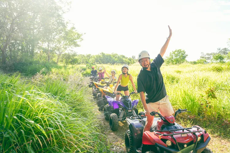 遊客駕駛ATV穿梭在林間小徑。。田欣雲攝