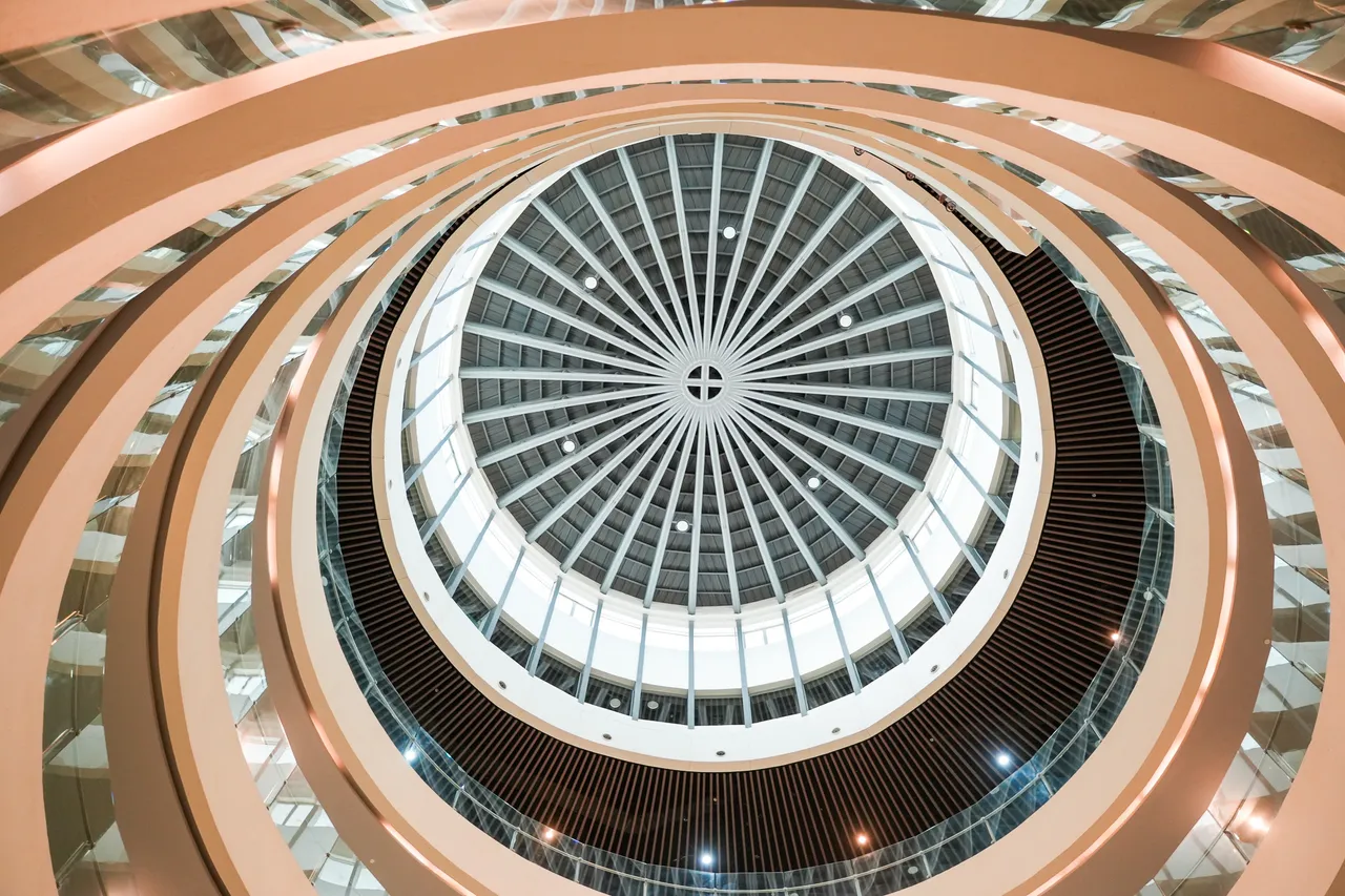 The Bunker政府大樓如同一枚巨大的鸚鵡螺，優雅地盤旋而立。田欣雲攝