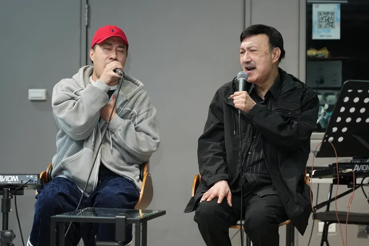 余天（右）與余祥銓父子對唱。彭欣偉攝